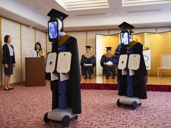 ტოკიოში სტუდენტთა გამოსაშვები ცერემონიალი ვირტუალურად რობოტებით ჩატარდა