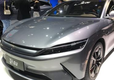 Warren Buffett-backed Chinese car maker announces strong demand for its new luxury electric sedan – CNBC