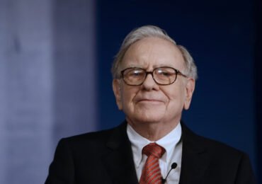 Warren Buffett recommended these 4 books to learn about investing