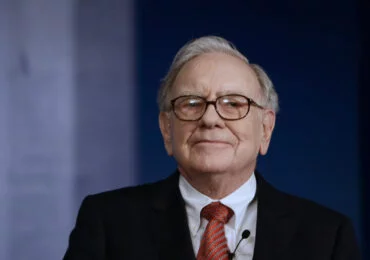 Warren Buffett recommended these 4 books to learn about investing