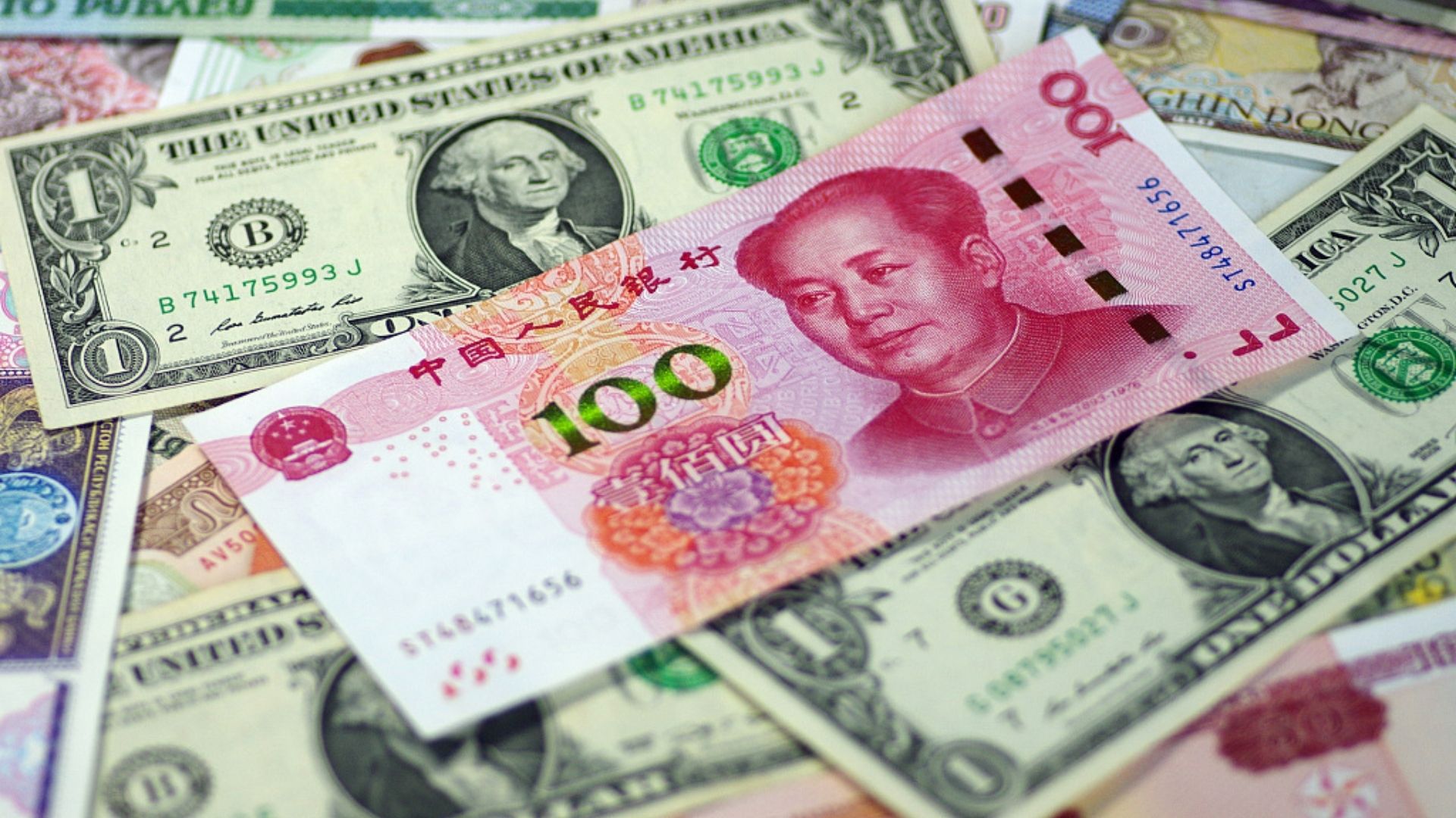 30000 долларов в юанях. Зеленые купюры. Юань к доллару. Американские юань. Foreign currency Exchange.