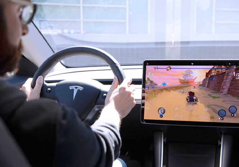 Tesla ავტომობილის მართვის პარალელურად თამაშის ფუნქციას გათიშავს