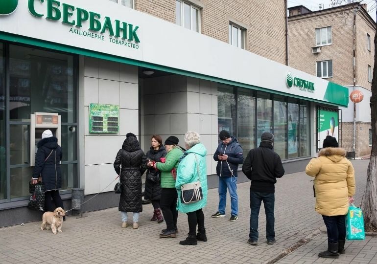 რუსებმა მარტში ბანკებიდან თითქმის $10 მილიარდი გაიტანეს