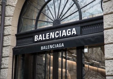 Balenciaga სარეკლამო კომპანიისგან, ზიანის ასანაზღაურებლად, $25 მილიონს ითხოვს