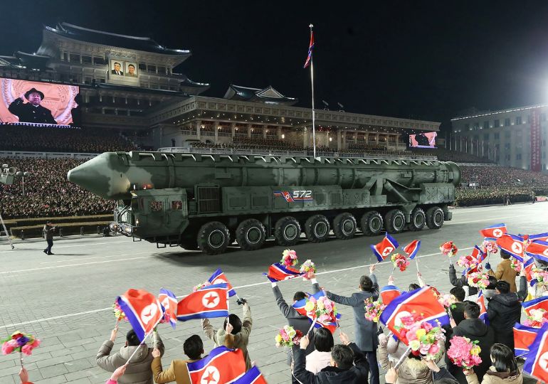 ჩრდილოეთ კორეამ აღლუმზე ქვეყნისთვის რეკორდული რაოდენობის ბირთვული რაკეტები წარადგინა