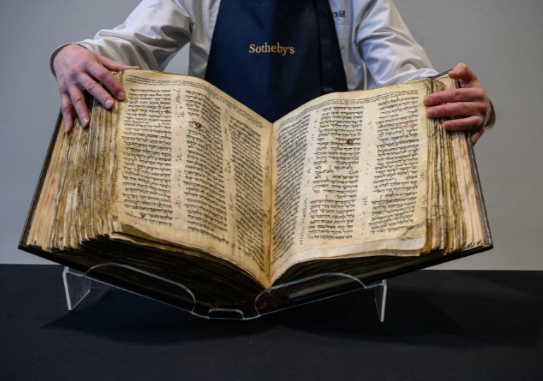 ათასწლეულით დათარიღებული ებრაული ბიბლია აუქციონზე $38 მილიონად გაიყიდა