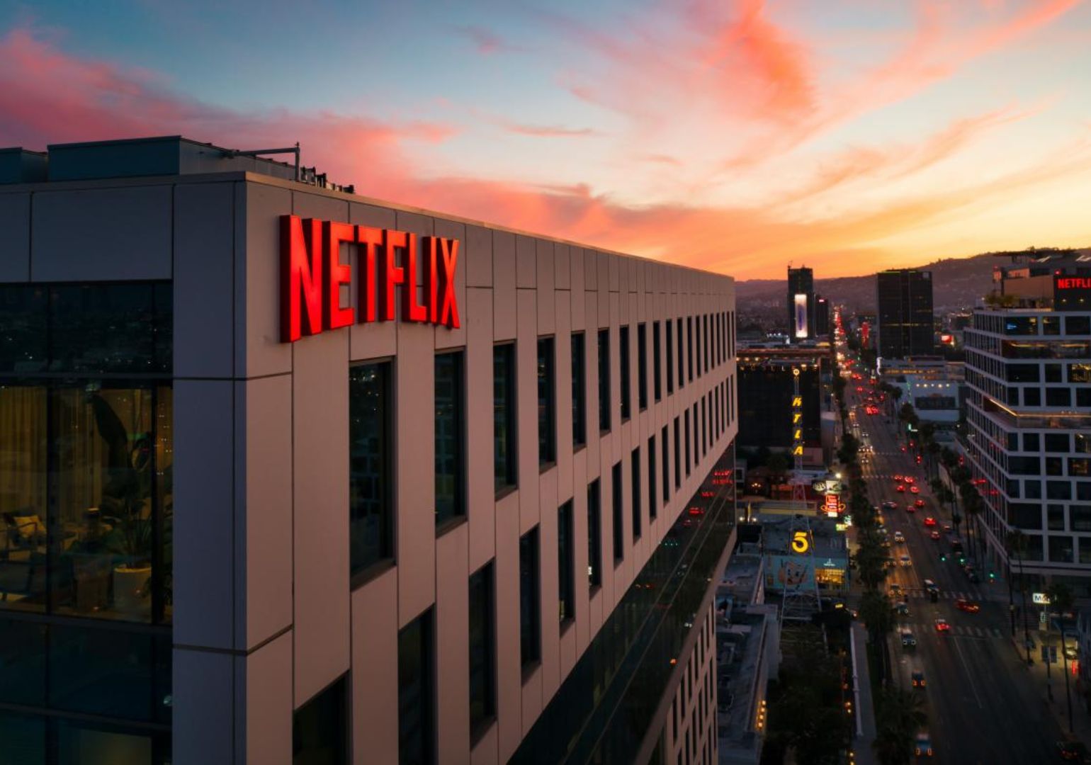Netflixი 2025 წლიდან მულტიფუნქციურ სავაჭრო პუნქტებს გახსნის • Forbes