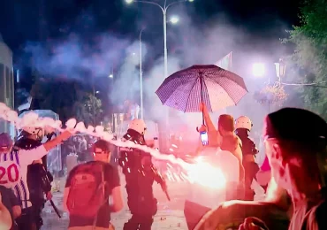 სერბეთში ანტისამთავრობო აქციები გრძელდება | შეტაკებებია მთავრობის მომხრეებსა და მოწინააღმდეგეებს შორის