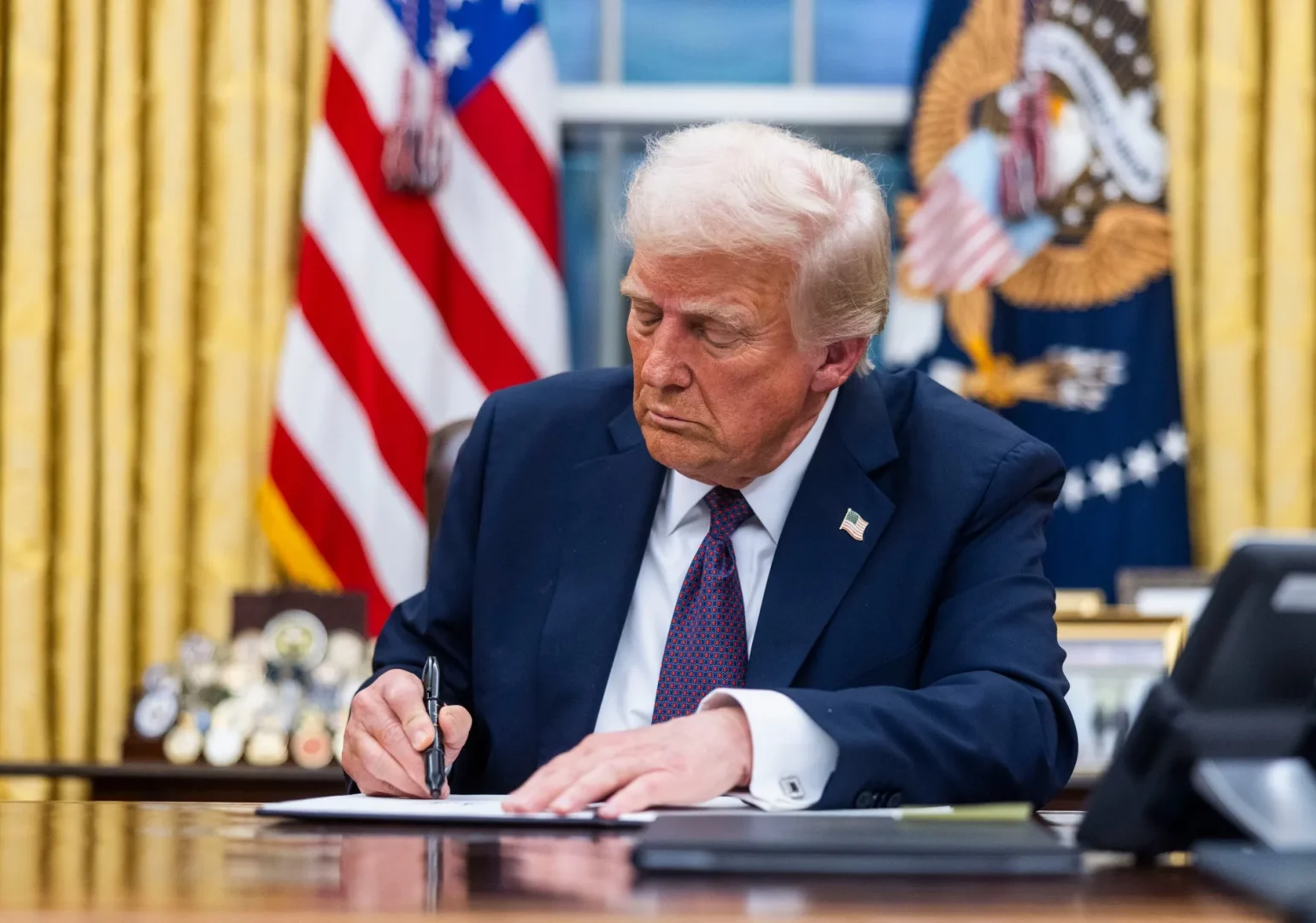 ტრამპმა ხელი მოაწერა კანონპროექტს, რომელიც იუსტიციის დეპარტამენტს ეპსტინის ფაილების გამოქვეყნების ავალდებულებს