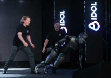 რუსული ჰუმანოიდი AI-რობოტი დებიუტის დროს სცენაზე წაიქცა