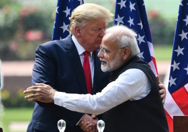 ინდოეთმა რუსულ ნავთობზე უარი თქვა – აშშ ინდურ საქონელზე ტარიფებს შეამცირებს