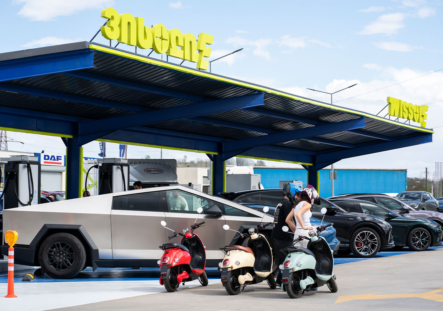 “ვისოლმა“ ავტომაგისტრალის არგვეთას მონაკვეთზე საქართველოში ელექტრომობილების ყველაზე დიდი  დამტენი სადგური გახსნა 