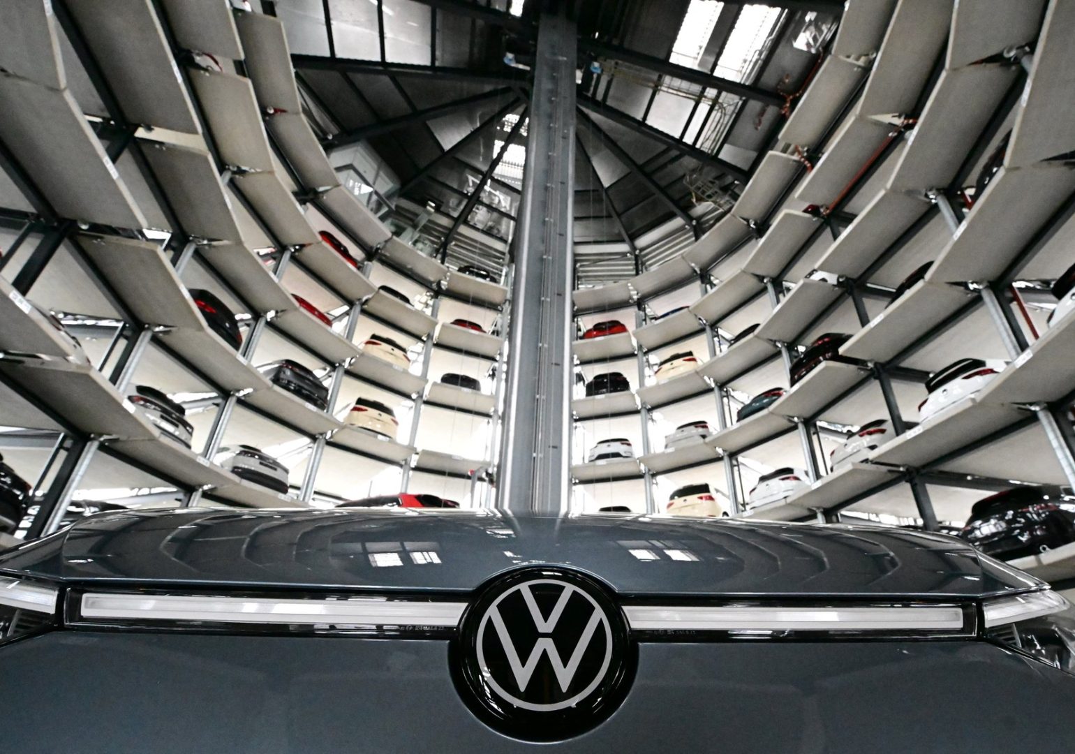 Volkswagen-ი 100,000-მდე სამუშაო ადგილის შემცირებას და ქარხნების ნაწილის დახურვას გეგმავს | Reuters